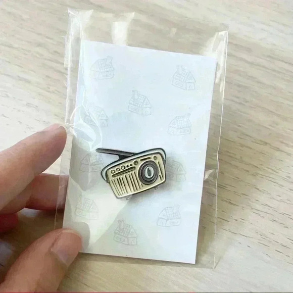 Soft Enamel Pins Vintage Radio NWT - Picture 4 of 4